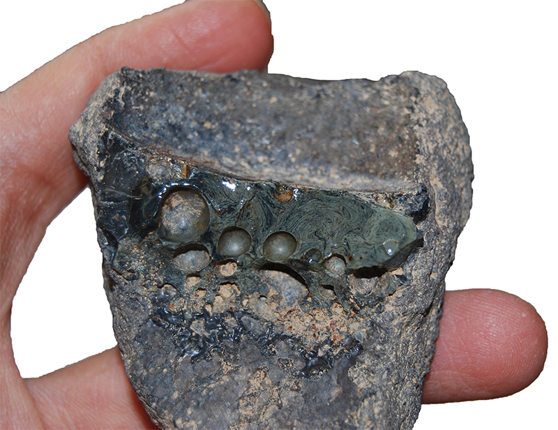 Acier inoxydable (acier au creuset ou acier chromé) découvert à Chahak en Iran, vieux de 1 000 ans.