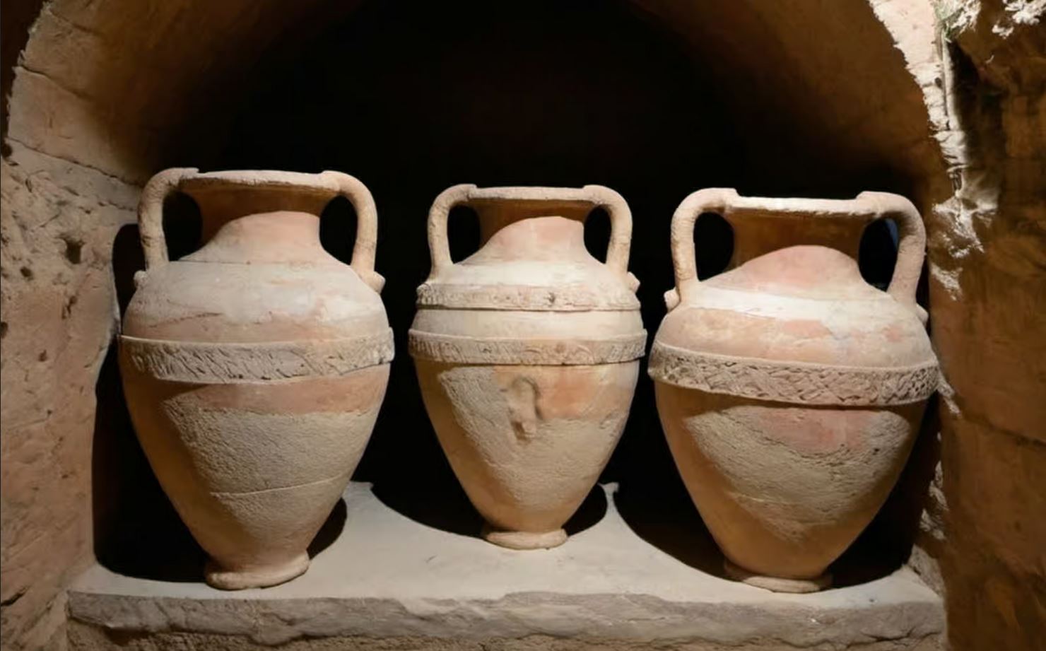 Amphores contenant du vin blanc, dans une tombe romaine (villa Carmona, Andalousie, Espagne).
