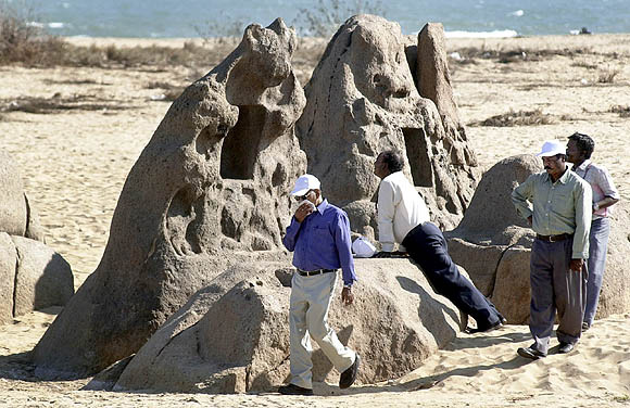 Anciens dieux déterr&ecute;s sur la plage de Malabalipuram en Inde.