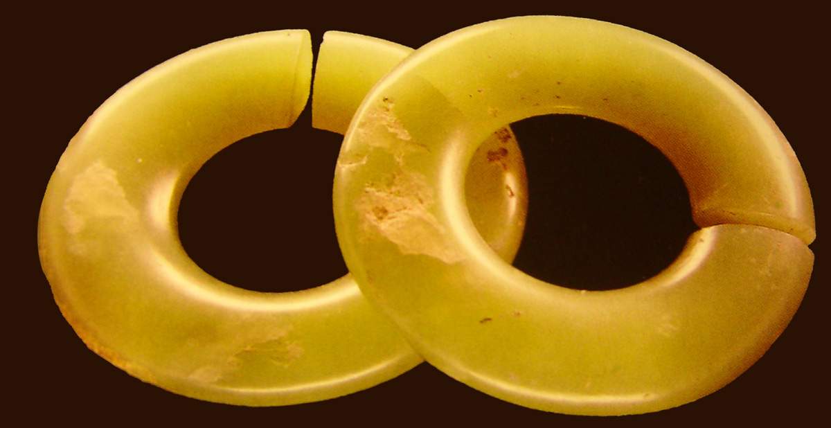 Anneaux d'oreilles en néphrite de Xinglongwa en Chine