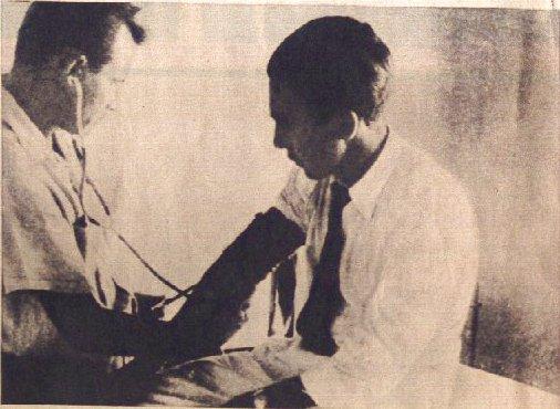Le paysan Antonio Villas Boas & le docteur Olavo Fontes à Rio de Janeiro au Brésil en 1957.