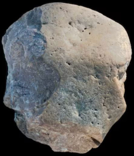 Artefacts du genre Paranthropus, telle la tête d'une figurine sur le site de Nyanyanga au Kenya, vieille de 3,3 millions d'années.