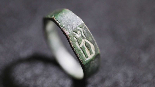 Bague en bronze au mont Carmel en Israël, vieille de 1 800 ans.