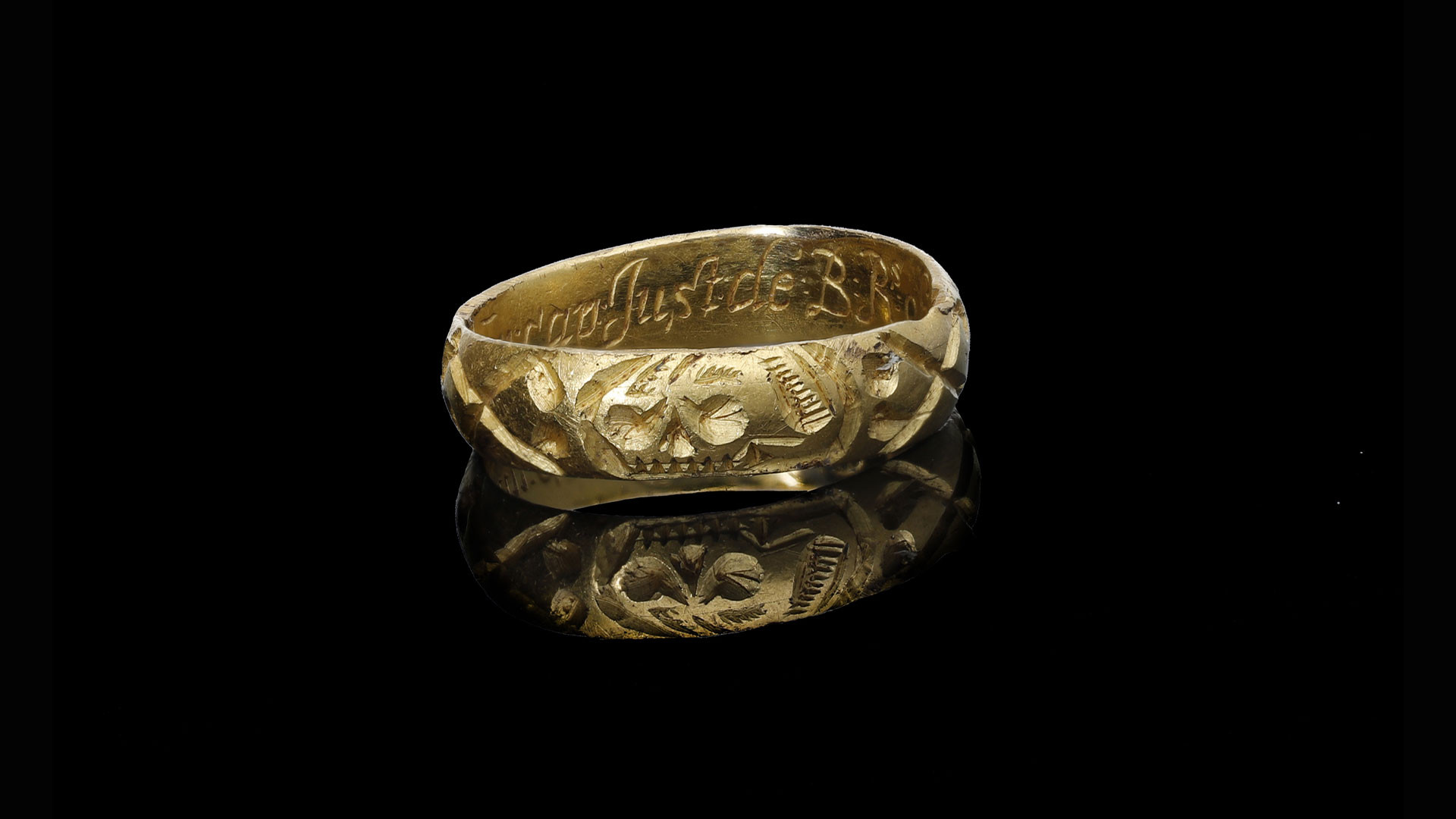 Bague en or, gravures d'un crâne et os croisés, en Angleterre, du XVIIIe siècle.