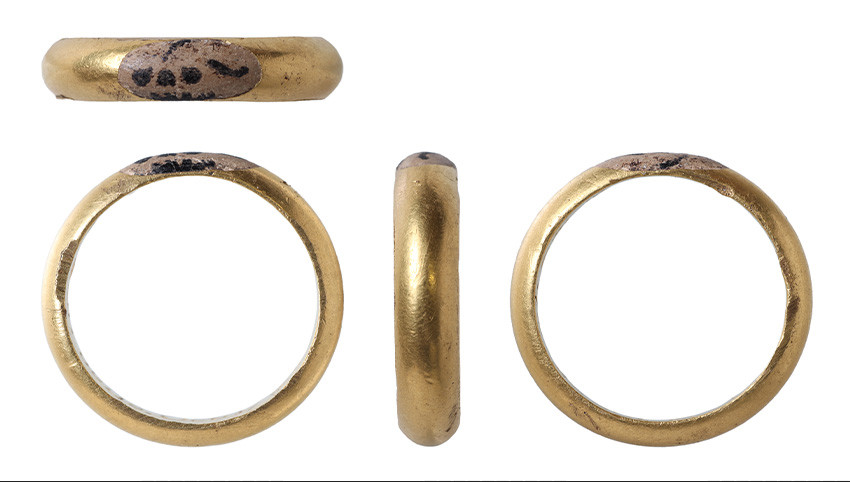 Bague en or incrustée d'émail, ornée d'un crâne, au Royaume-Uni, de 1723.