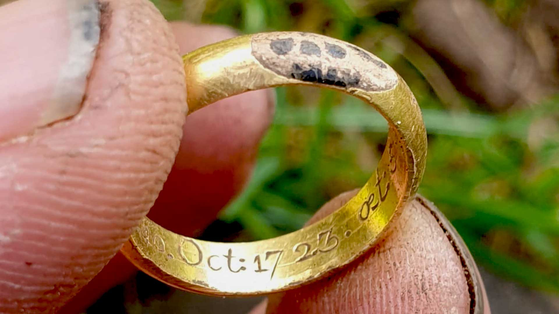 Bague en or incrustée d'émail, ornée d'un crâne, au Royaume-Uni, de 1723.