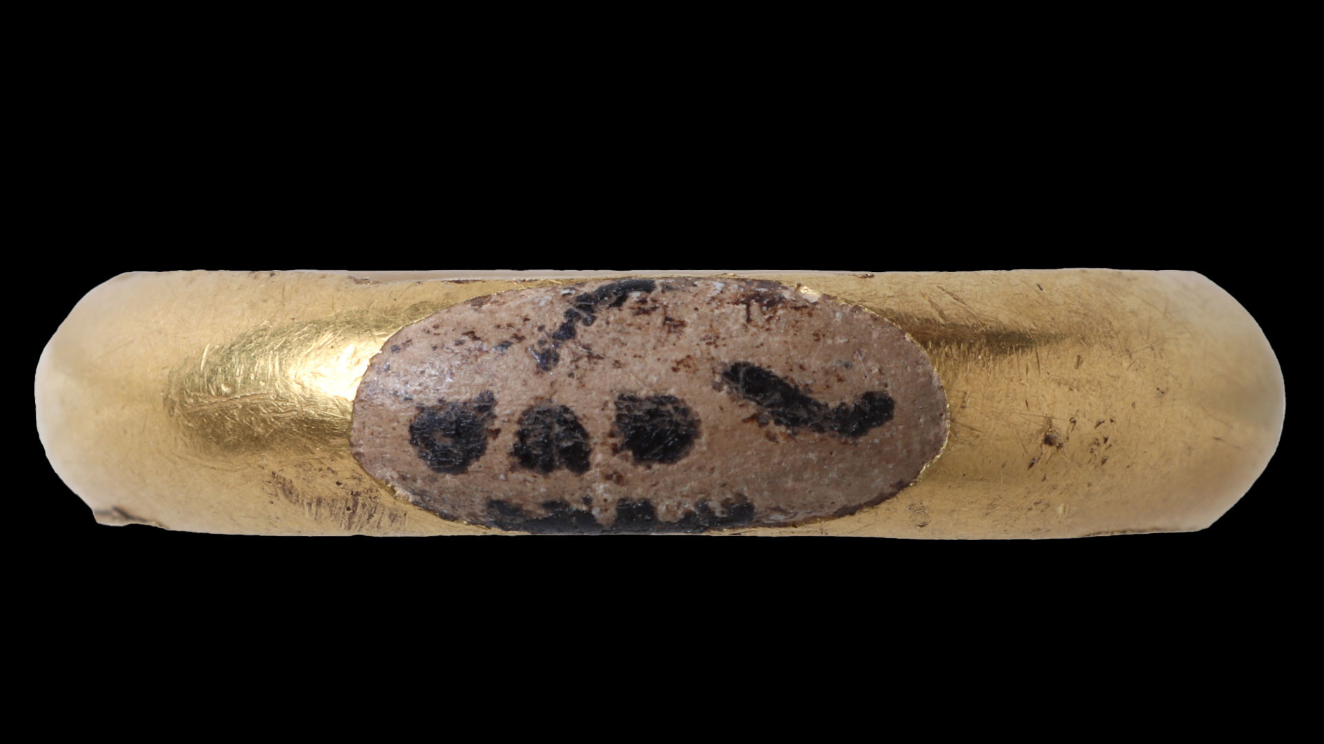 Bague en or incrustée d'émail, ornée d'un crâne, au Royaume-Uni, de 1723.