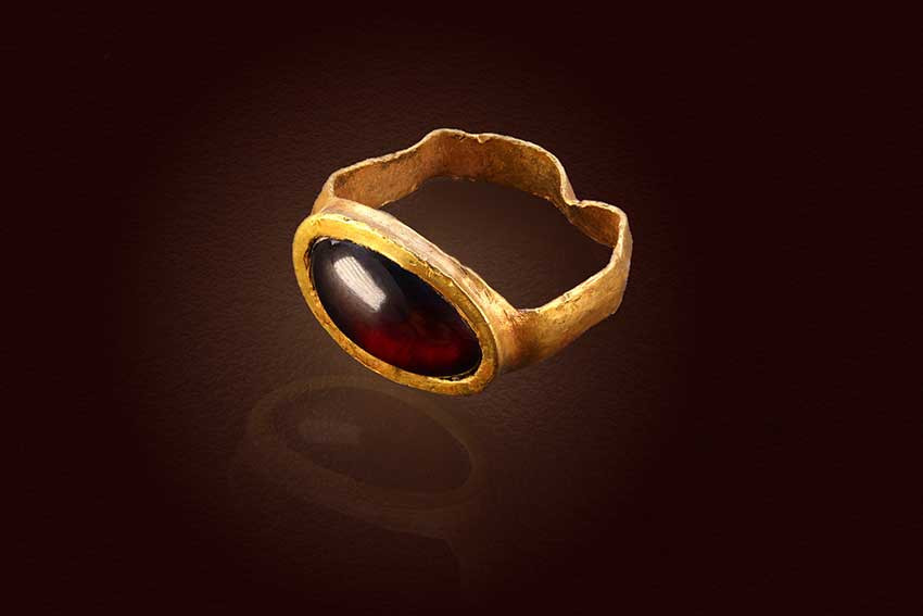 Bague en or sertie d'une pierre précieuse rouge en Israël, vieille de 2 300 ans.
