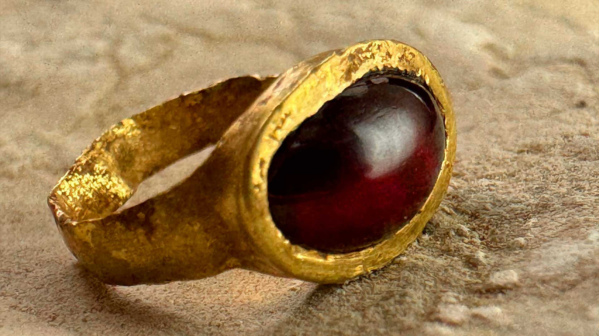 Bague en or sertie d'une pierre précieuse rouge en Israël, vieille de 2 300 ans.