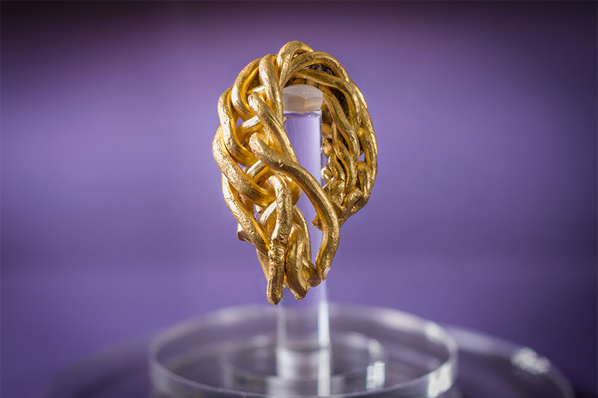 Bague en or tressée d'origine viking, sur l'île de Man, vieille de 900 à 1000 ans.