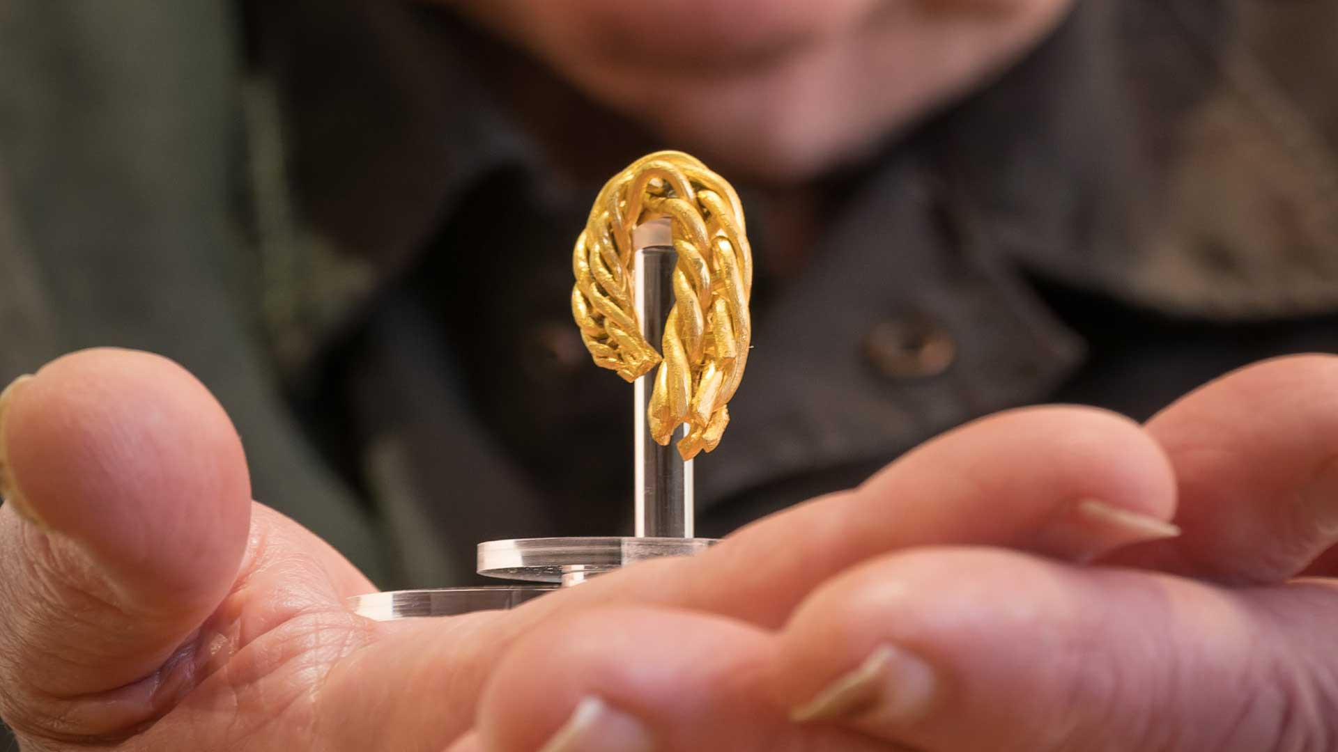 Bague en or tressée d'origine viking, sur l'île de Man, vieille de 900 à 1000 ans.