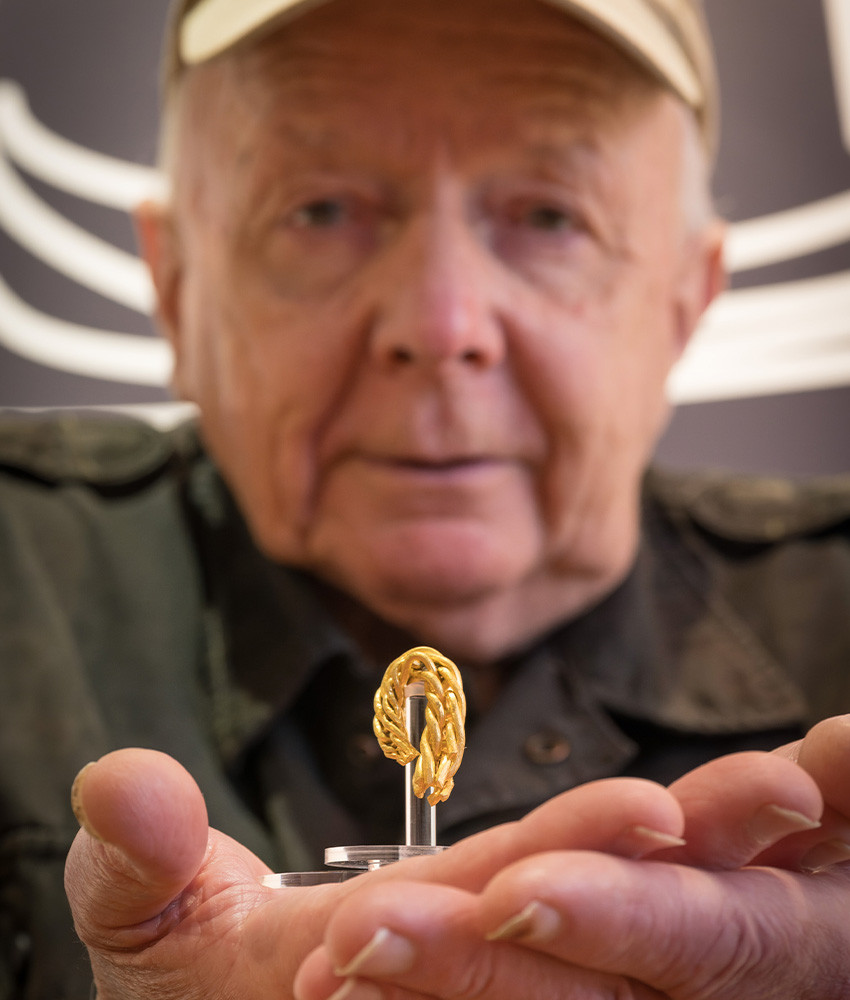 Bague en or tressée d'origine viking, sur l'île de Man, vieille de 900 à 1000 ans.
