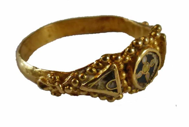 Bague en or au Royaume-Uni, vieille de 1 000 ans, après restauration.