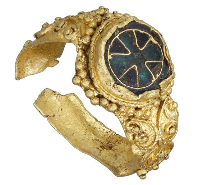 Bague en or au Royaume-Uni, vieille de 1 000 ans, avant restauration.