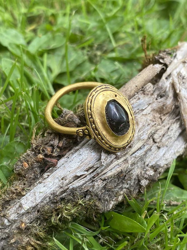 Bague en or d'une princesse inconnue au Danemark, il y a 1 500 ans.