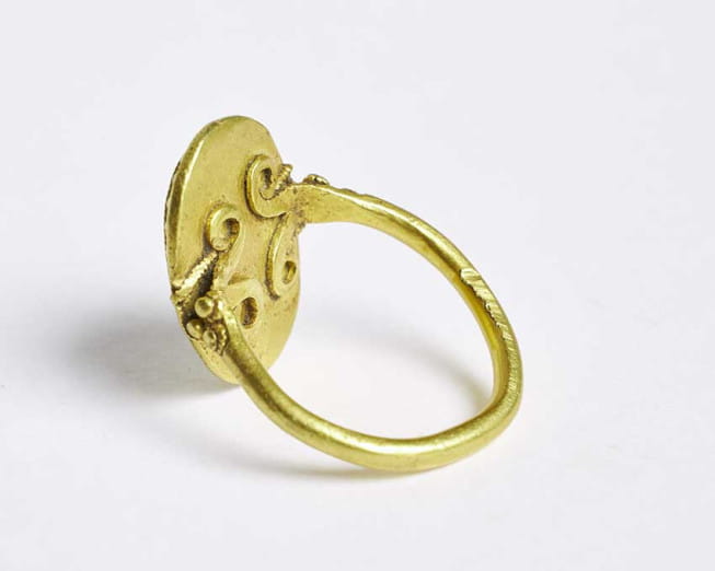 Bague en or d'une princesse inconnue au Danemark, il y a 1 500 ans.