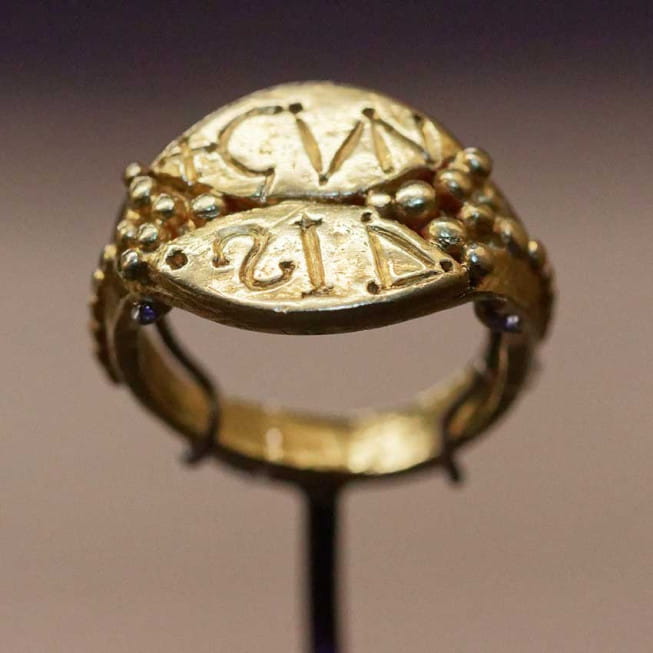 Bague en or de la reine Ingonde, vers l'an 532, de la Gaule franque.