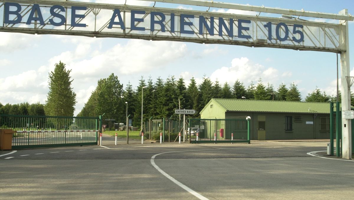 Entrée de la base aérienne 105 d'Evreux