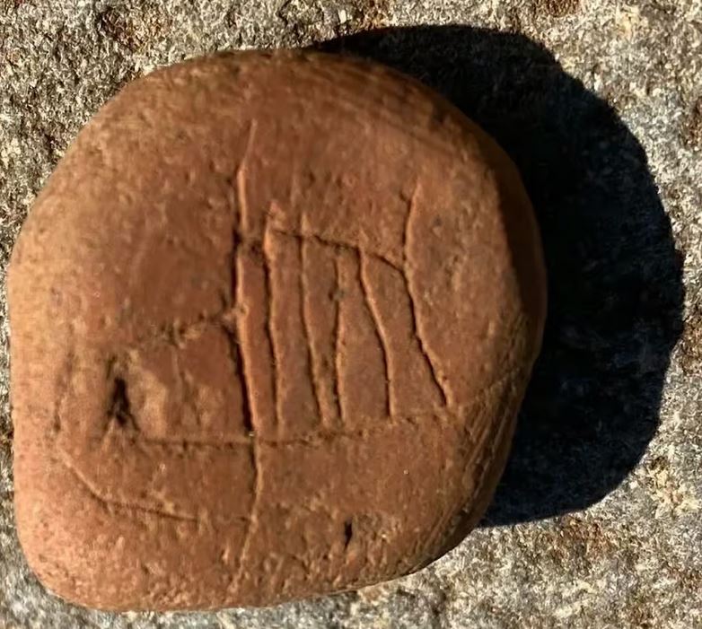 Bateau gravé sur plaque d'argile en Islande.
