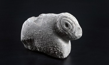 Figurine d'un bélier aux cornes finement sculptées de Tel Moza en Israël, il y a 9 500 ans.