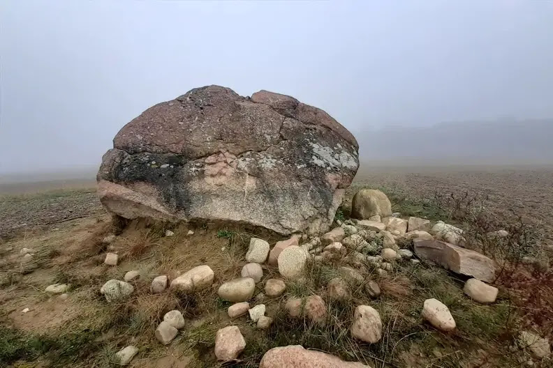 Bloc erratique, déplacé lors d'une période glaciaire, en Pologne, il y a entre 10000 et 20 000 ans.