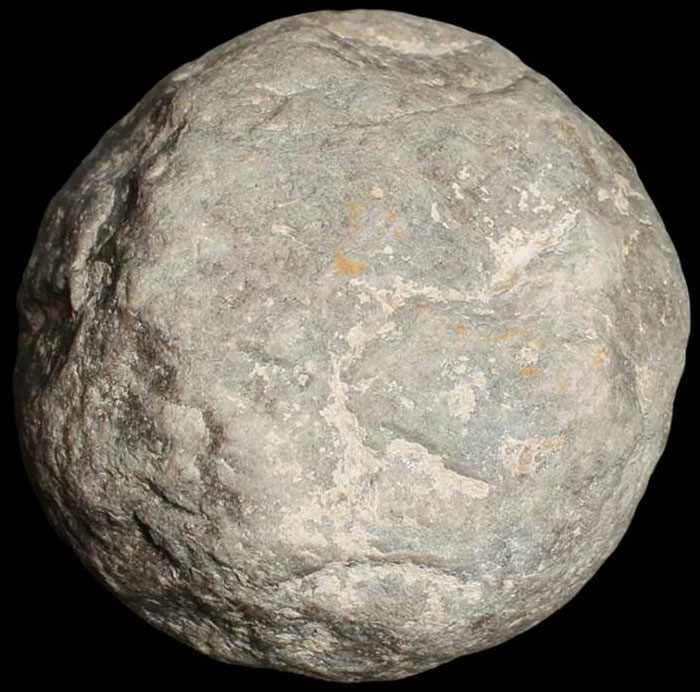Bola, sphéroïde ou polyèdre, découvert en Afrique du Nord et en France, vieux de 169 000 ans à 1,8 million d'années.