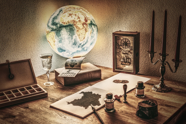 Table comportant une boussole, un chandelier, de l'encre de Chine, un globe terrestre, ...