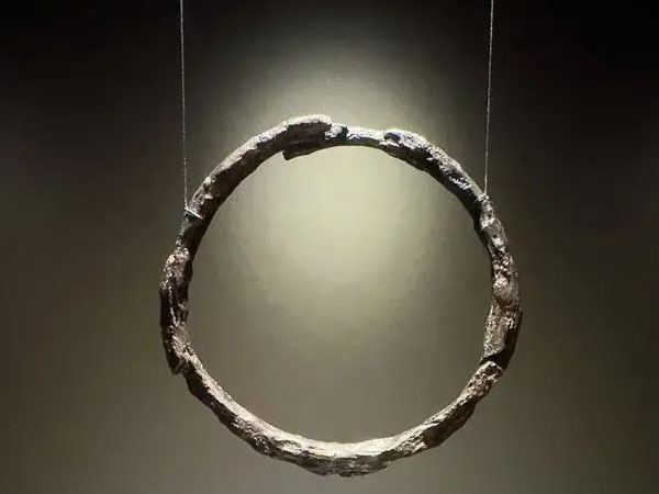 Bracelet en fer météoritique (cosmique) en provenance de Częstochowa-Mirów et Zęstochowa-Raków en Pologne.