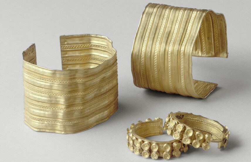 Bijoux de la tombe à char tumulus de la Butte à Sainte-Colombe-sur-Seine du VIe siècle de notre ère.