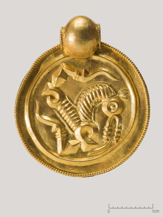 Pendentif en or, en forme de pièce de monnaie (bractéates), mises au jour sur l'île de Rennesøy en Norvège, vieux de 1500 ans.