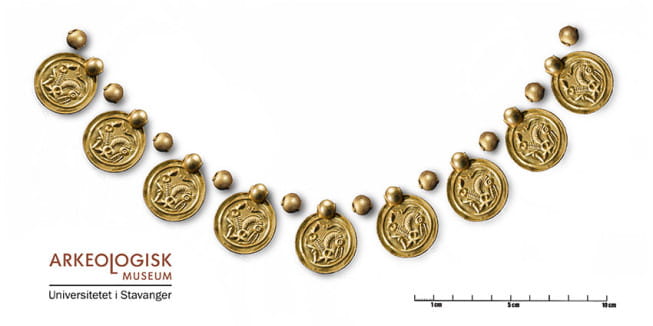 Neuf pendentifs en or, en forme de pièces de monnaie (bractéates), mises au jour sur l'île de Rennesøy en Norvège, vieux de 1500 ans.