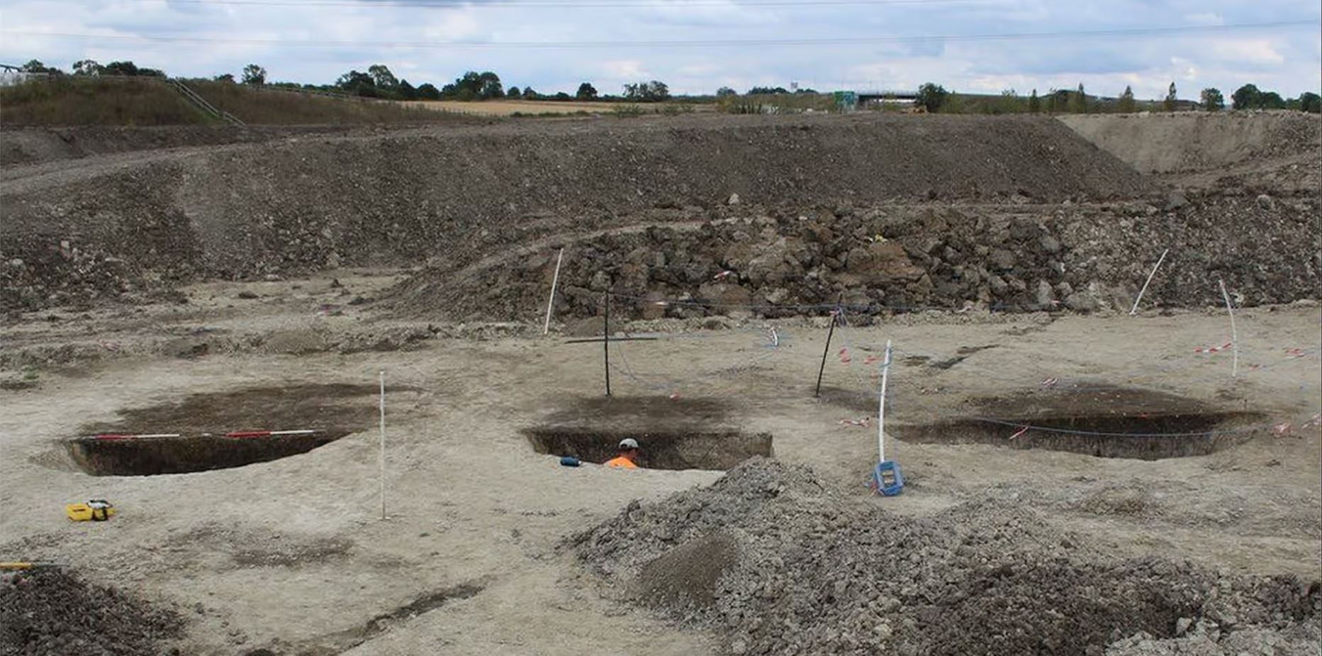 25 fosses artificielles au Royaume-Uni, il y a 8 000 ans.