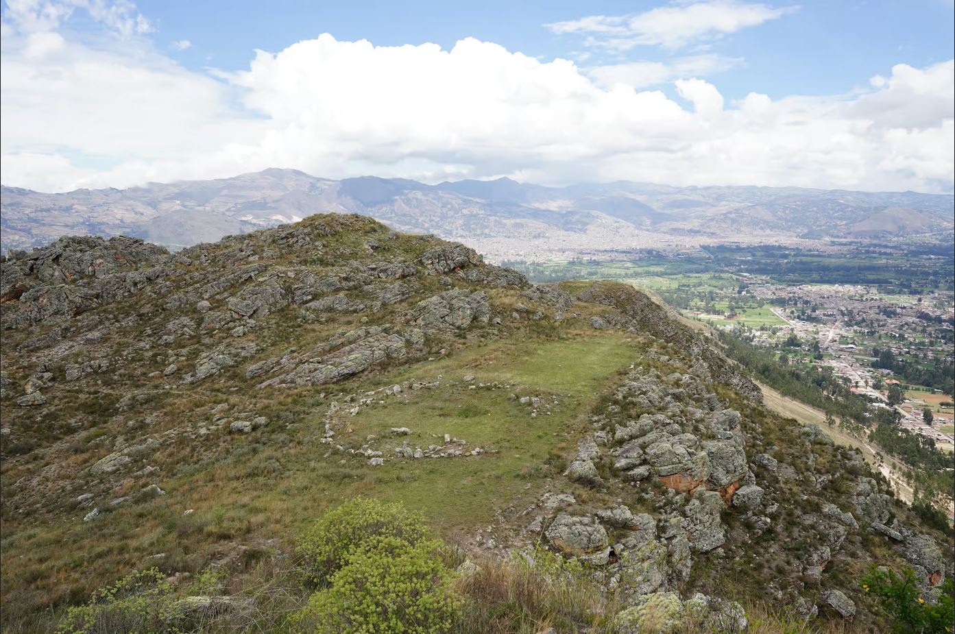 Cercle mégalithe à Callacpuma dans la vallée de Cajamarca au Pérou.