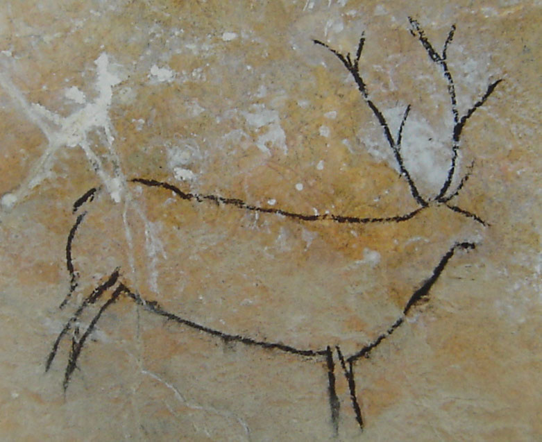 Cerf dessiné au charbon de bois.