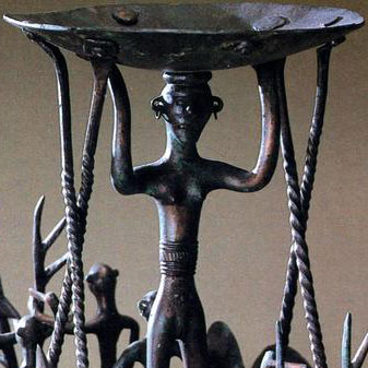 Char Dame de Strettweg aux douze figurines, du IIe siècle de notre ère en Autriche.