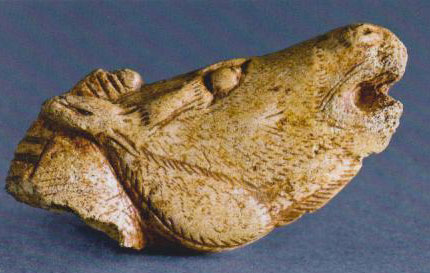 Tête de cheval hennissant en bois de renne, au Mas d'Azil en France, il y a 16 000 ans av. J.C.