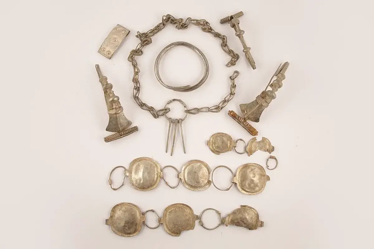 Collier, ceinture et fibules en argent à Breaza en Roumanie, au début de notre ère.