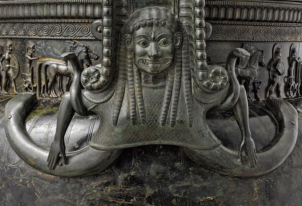 Cratère de Vix, anse avec la face de la Gorgone, provenance Bourgogne en France, du VIe siècle avant notre ère.