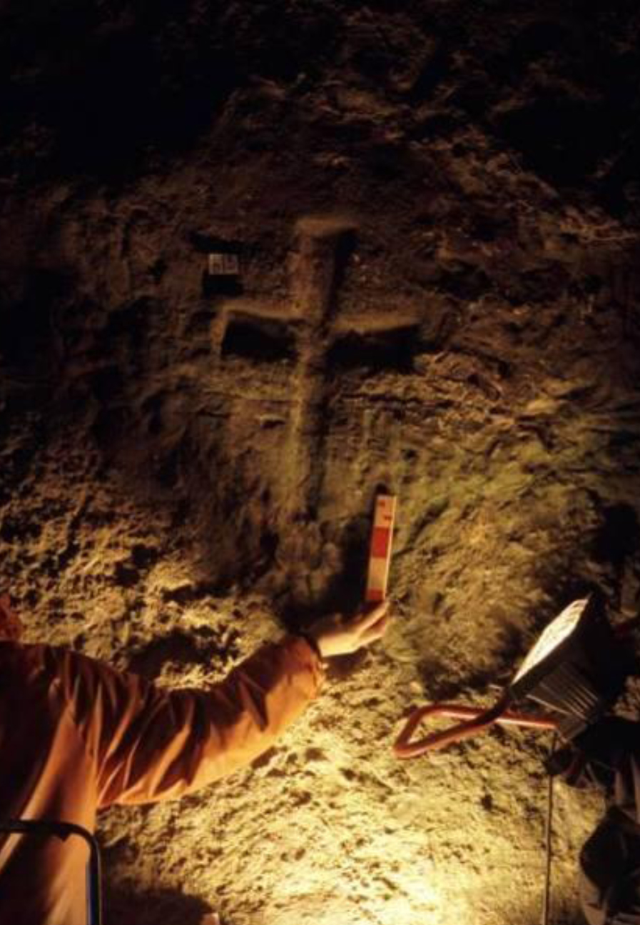 Croix chrétienne dans la grotte artificielle de Seljalandshellar en Islande, datant de l'an 800 de notre ère.