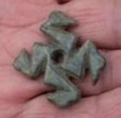 Croix gammée (ou swastika) en forme de grenouille.