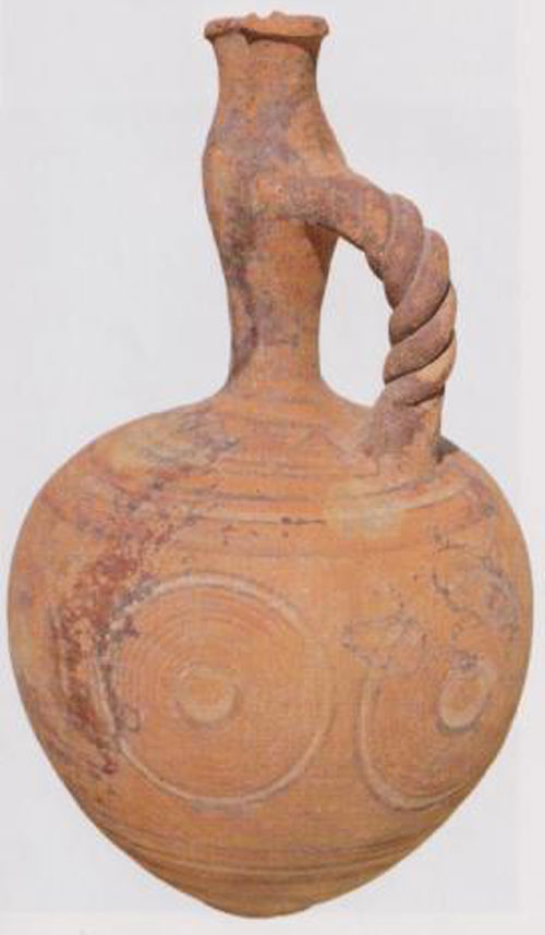 Cruche à anse torsadée et aux motifs géométriques, à Byblos au Liban.