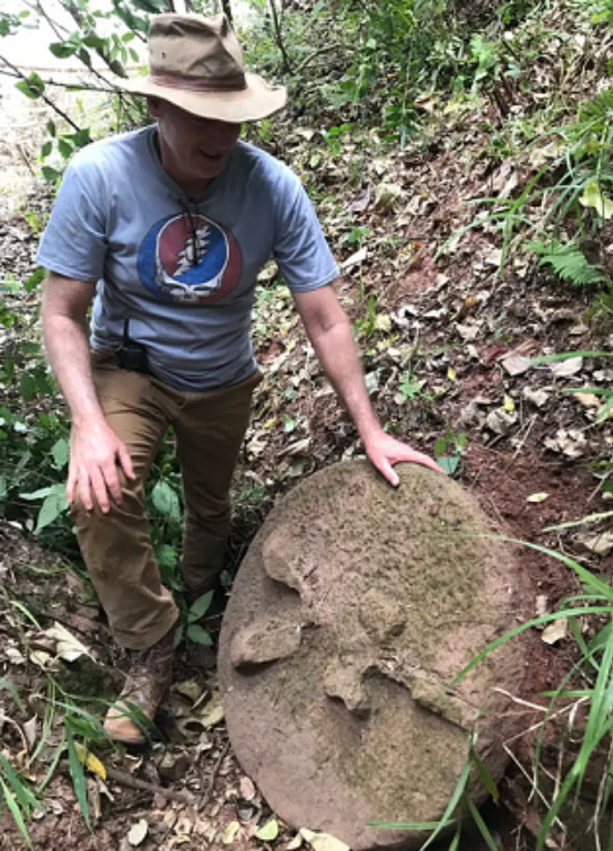 Disques sculptés parmi les jarres géantes ou tombes funéraires au Laos, il y a plus de 1000 ans.
