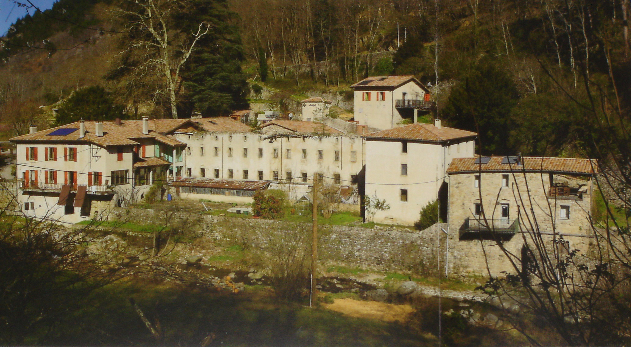 Domaine de Foulix (en 1830), nouvellement Au Fil De Soi (en 2021), à Issamoulenc, au bord de l'Auzène, dans l'Ardèche en France.