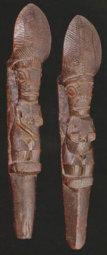 Paire d'échasses (tapuvae) des îles Marquises, XVIIIe ou début XIXe siècle.