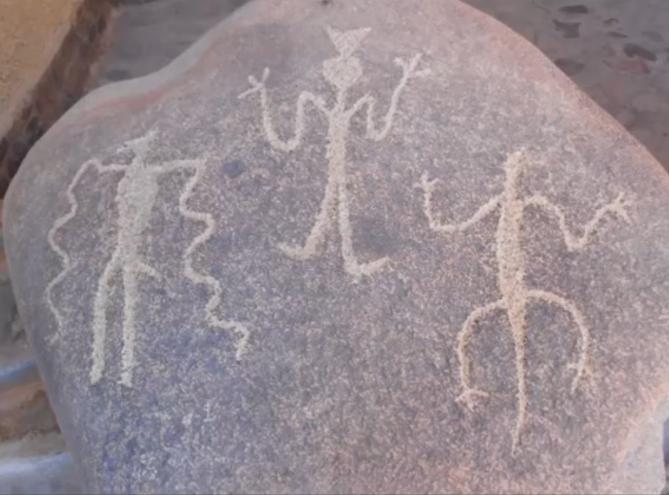 Pétroglyphes montrant des entités à trois doigts à Miculla, près de Tacna au Pérou.