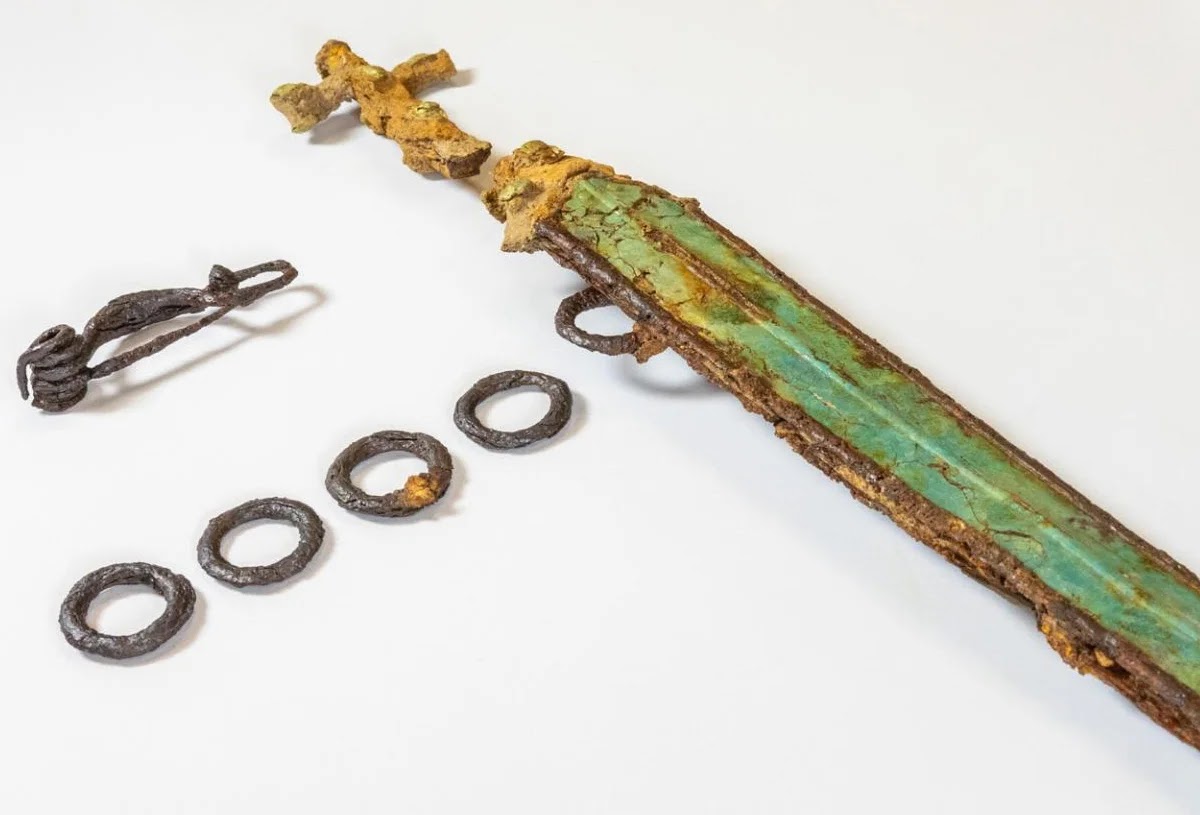 Épée celtique, sépulture 990, Creuzier-le-Neuf dans l'Allier en France.