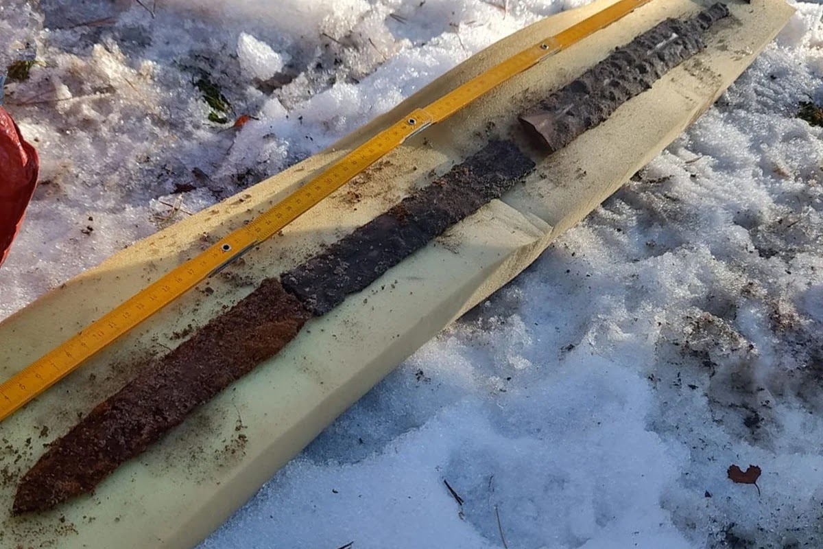 Épée romaine au spatha, dans une sépulture sur le plateau de Cracovie-Częstochowa en Pologne.