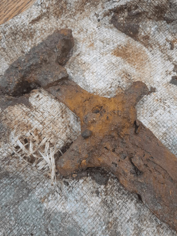 Épée au Royaume-Uni, vieille de 1 200 ans.