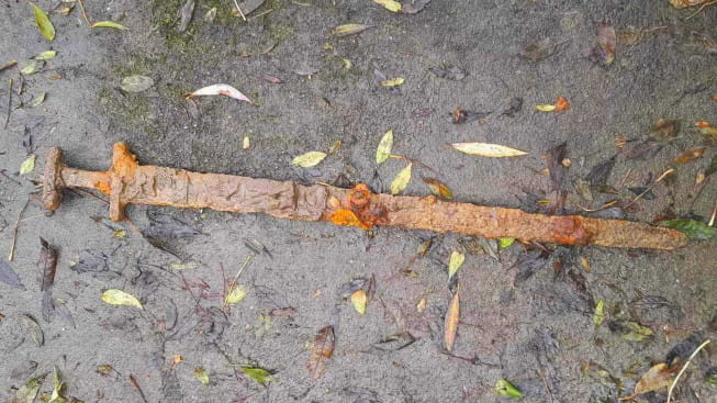 Épée au Royaume-Uni, vieille de 1 200 ans.
