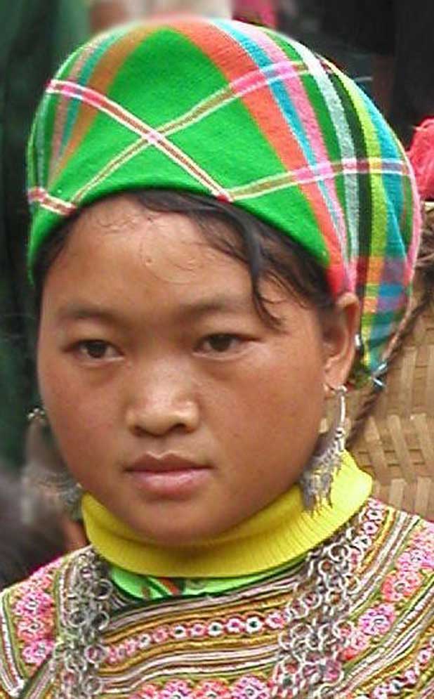 Ethnie : Hmong, femmes fleuries à Bac Ha, au Viêt Nam.